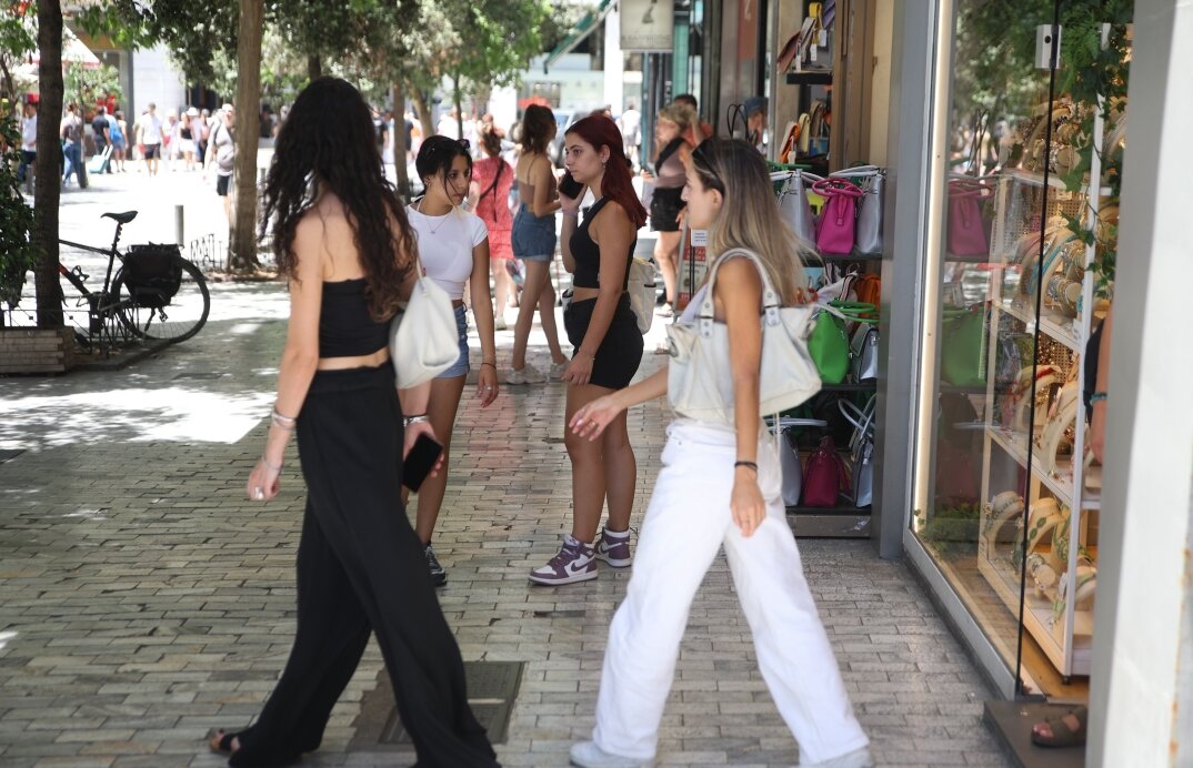 Κρατικές παρεμβάσεις και αναδιανομή εισοδήματος, ζητά η αντιπολίτευση για την ακρίβεια