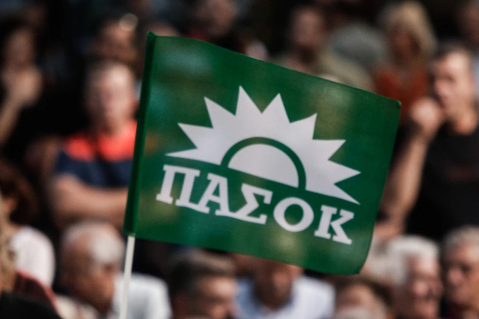 ΠΑΣΟΚ: Στροφή στη διεύρυνση με μπαράζ κοινοβουλευτικών μεταγραφών