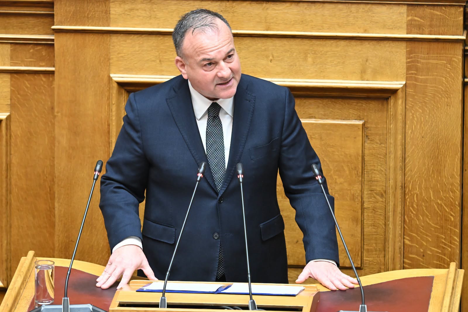 «Γαλάζια» πυρά κατά Μαρινάκη για το επίδομα ανεργίας δύο μηνών – Σφοδρή κριτική από τον βουλευτή Γιάννη Παππά