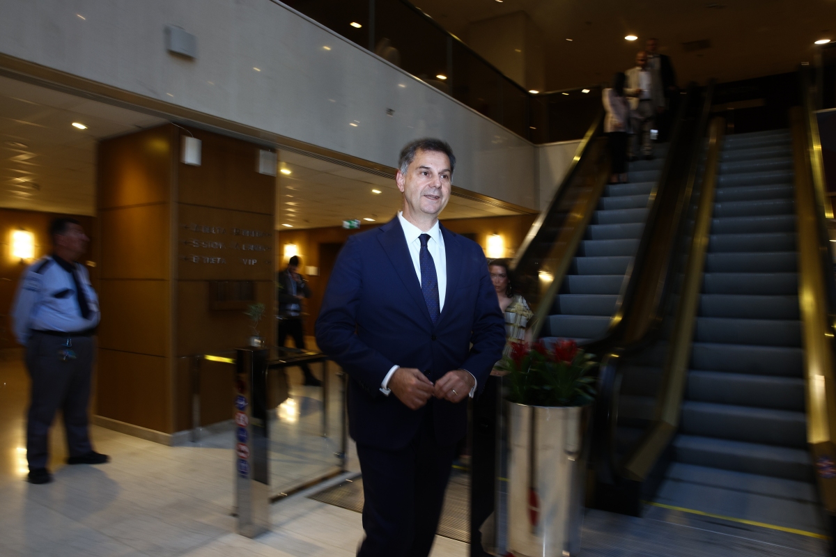 «Νοικοκύρηδες» και «κακομοίρηδες»: Η αλαζονεία της εξουσίας στο πρόσωπο του Χάρη Θεοχάρη