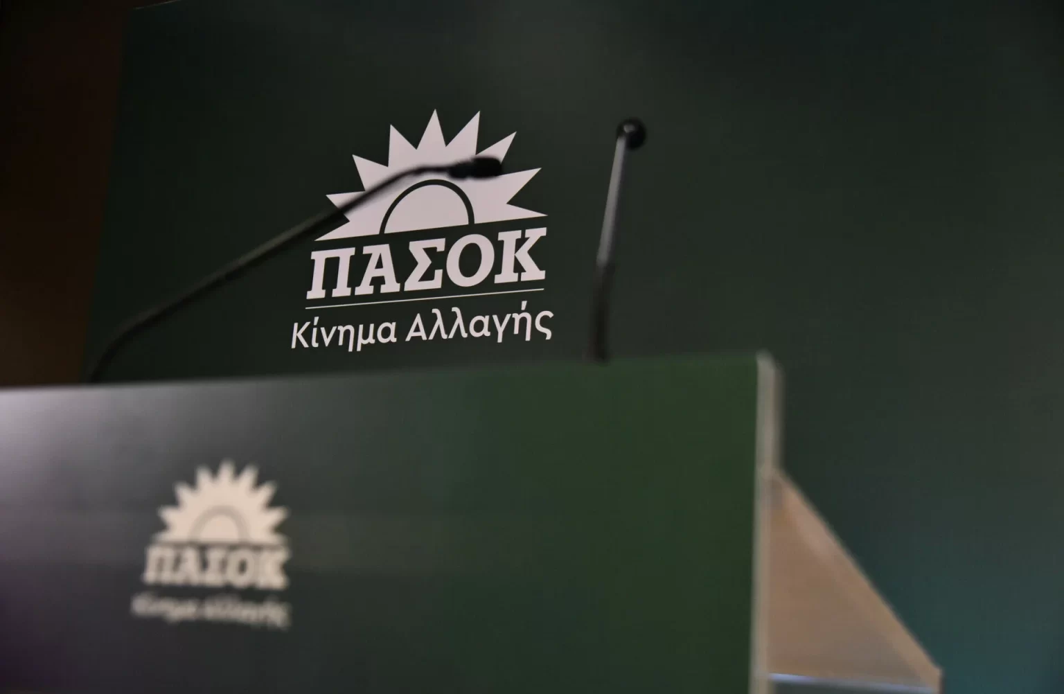 ΠΑΣΟΚ κατά Θεοχάρη για τα «κόμματα των κακομοίρηδων»: Προσβάλλουν και διαιρούν τον λαό