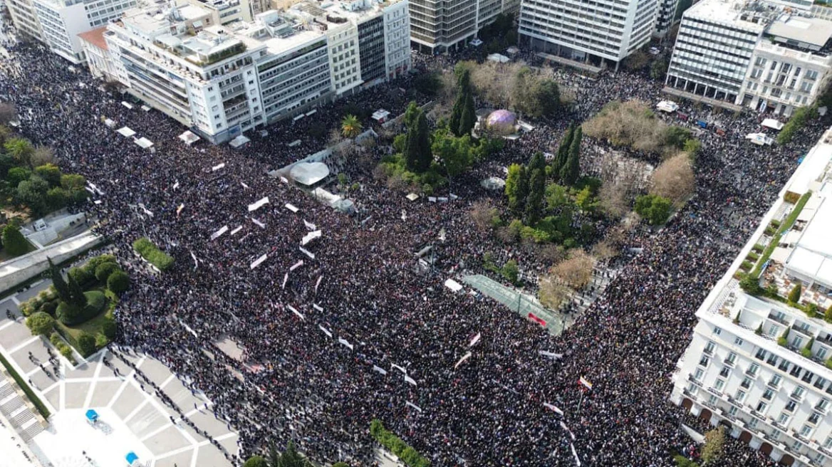 Ένας τύπος κάθισε και υπολόγισε πόσο κόσμο είχε η συγκέντρωση στο Σύνταγμα για τα Τέμπη.