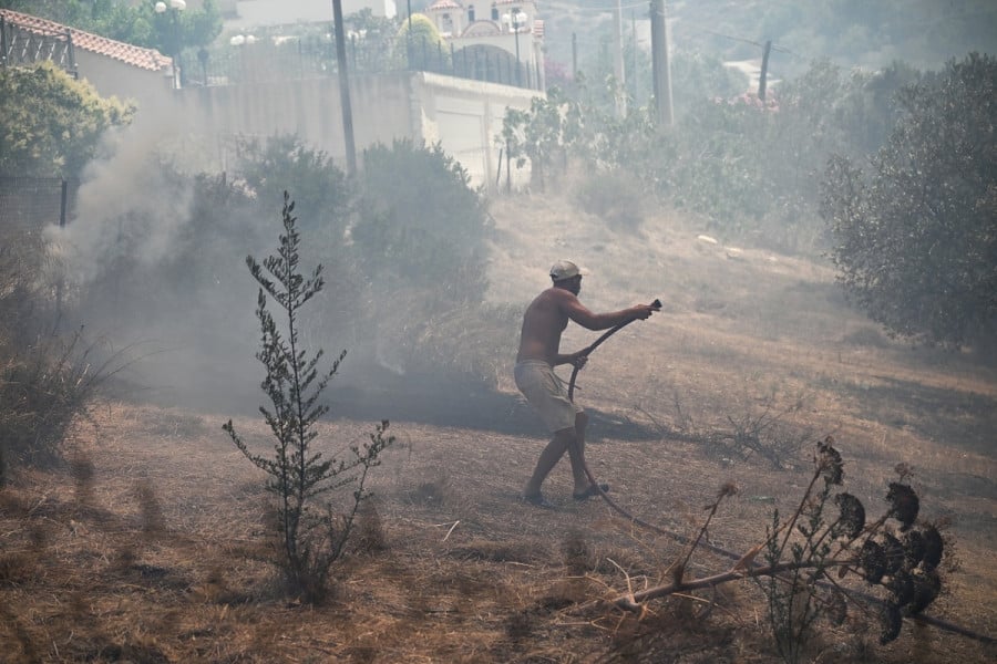 Φωτιά στο Θυμάρι: Οι φλόγες ξεπηδούν μέσα από τα σπίτια – Απεγκλωβίστηκαν 50 κάτοικοι (Εικόνες – Βίντεο)